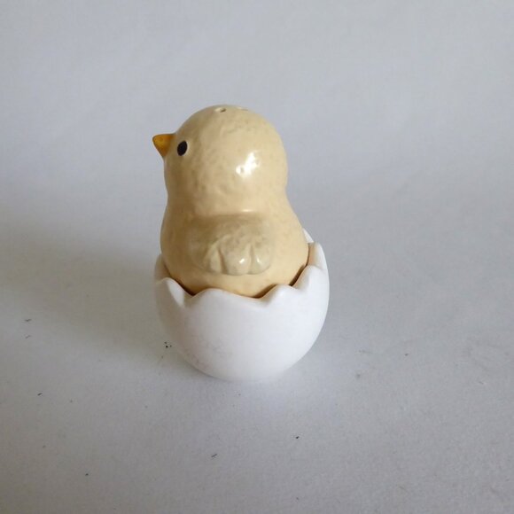 NEW HALLMARK BRAND CHICK HATCHING FROM EGG CERAMIC SALT & PEPPER SET - Picture 9 of 9